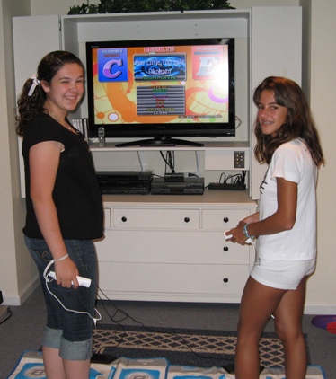 carmen-and-sarah-ddr-wii
